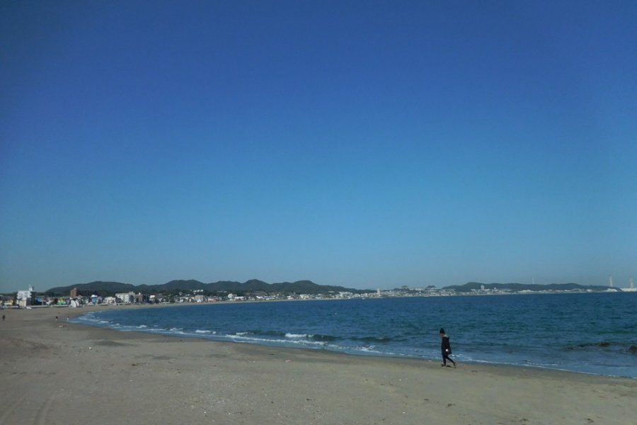 เดินเลียบชายหาดมิอูระในวันฟ้าใส