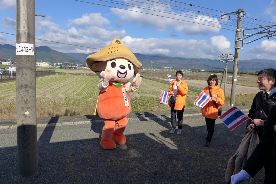 โบกมือทักทายผู้คนบน The Seven Stars in Kyushu 